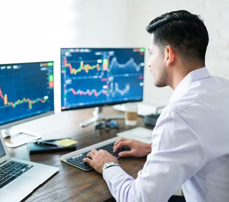 Team di trader che analizza grafici di mercato e performance